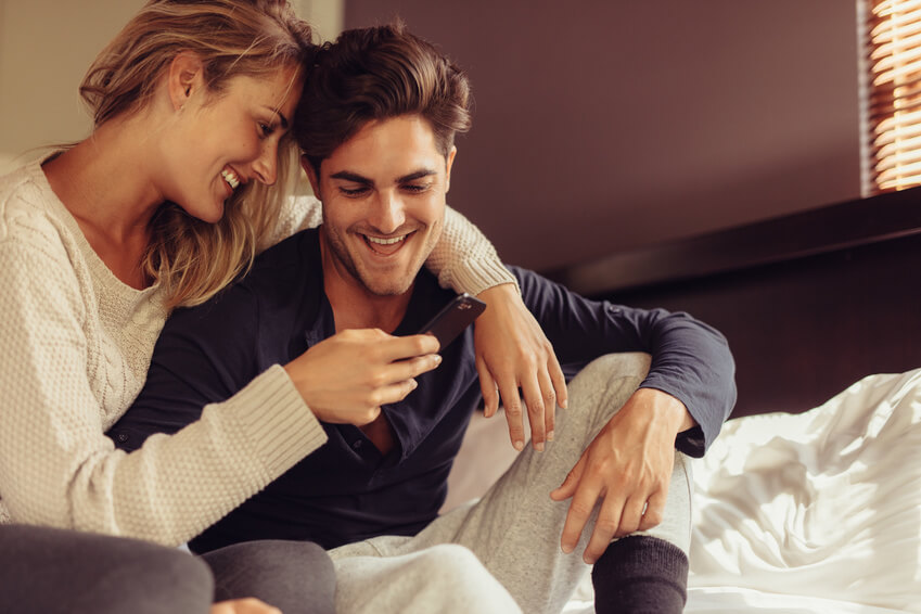 Christliches Paar traf sich online auf christlicher Dating-Site und hängt in ihrem Schlafzimmer herum