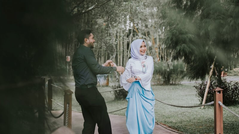 Muslimisches Paar bei Date im Park.