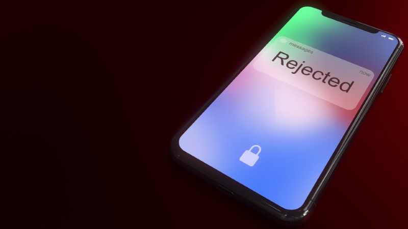 iPhone mit der Inschrift "Rejected" auf dem Lockscreen