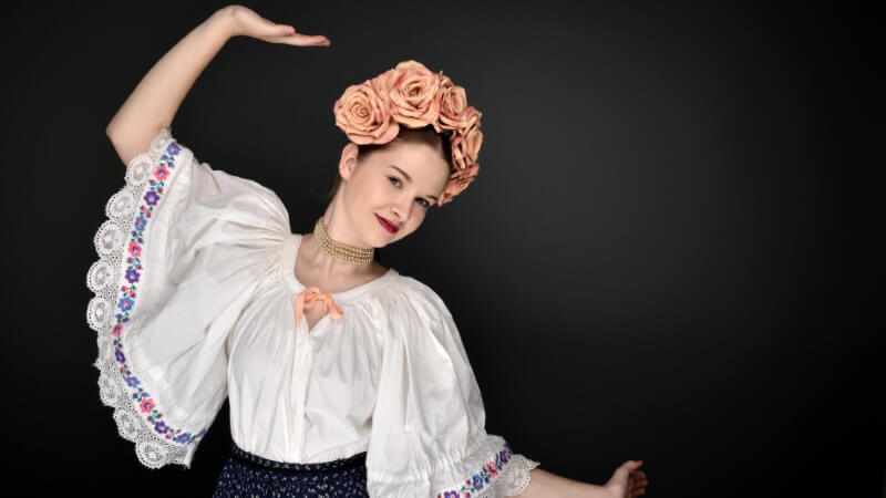 Polnische Single Frau in traditioneller Kleidung tanzt