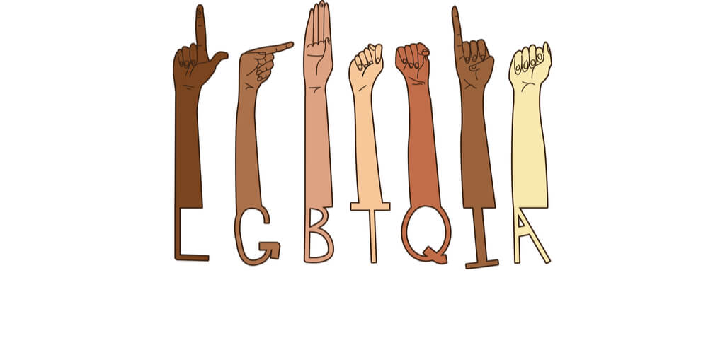 Hände halten LGBTQIA-Buchstaben hoch