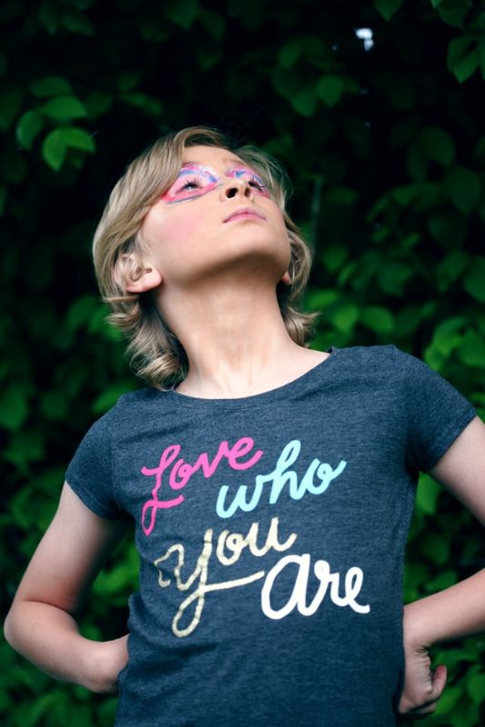 Frau mit T-Shirt auf dem "Liebe wer du bist" steht