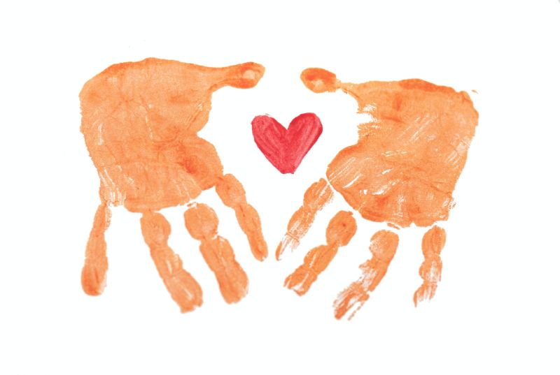 Fingerbemalung von Händen mit einem Herz